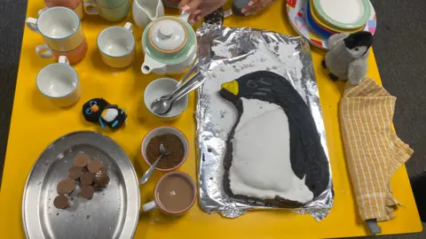 A penguin cake