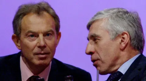 Getty Images Tampilan dekat wajah Tony Blair dan Jack Straw dalam percakapan. Mereka mengenakan jas