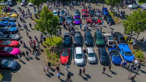 DroneJP People look at the supercars