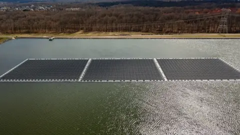 Floating solar panels on a water reservoir of the Del-Co Water Company in Delware, USA. The panels were installed by Ciel & Terre, a French company that has built 300 floating solar projects around the world.