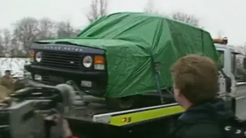 Range Rover yang diangkut di bawah Tarpaulin hijau setelah pembunuhan Rettendon.