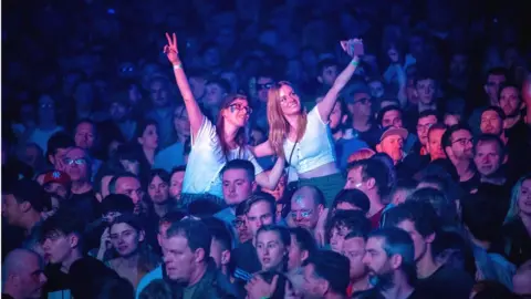 Marcus Pendleton Crowds watching Feeder