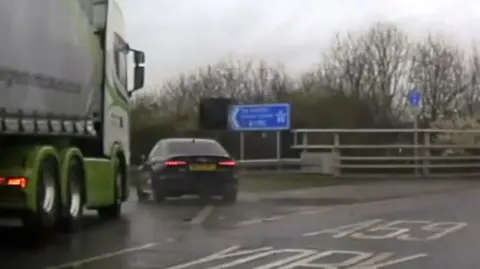 Car cuts lane in roundabout