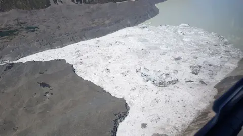 Tasman Glacier: Huge Ice Chunks Break Off New Zealand Glacier