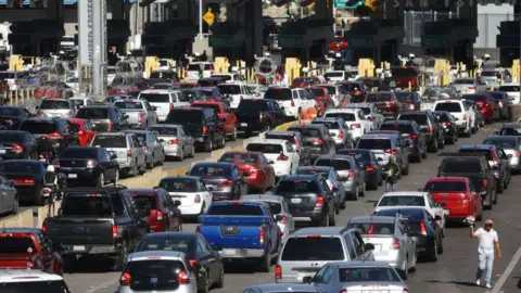 Getty Images Autos haciendo fila para ingresar a Estados Unidos desde México