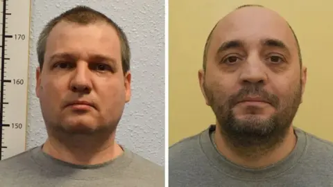 Mugshots polisi media PA untuk Orlin Roussev dan Biser Dzhambazov - mereka berdua mengenakan jumper penjara abu -abu dan memiliki ekspresi lurus di wajah mereka.