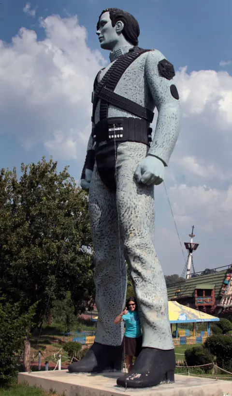 Heather Mason/2summers.net A Michael Jackson statue where parts have been painted black (such as his hair, belts and badges) and the rest is a grey-blue colour.