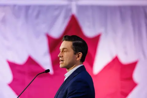 Getty Images Pierre Poilievre, pemimpin Partai Konservatif Kanada, berbicara dalam konferensi pers di Toronto, Ontario, Kanada, pada Selasa, 17 Desember 2024.