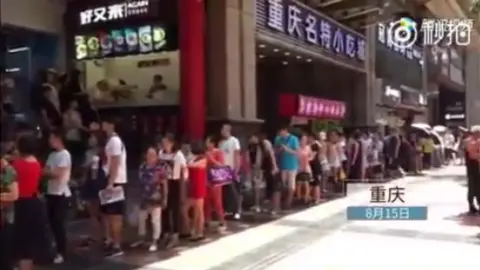 TENCENT NEWS People in Chongqing queuing for free noodles