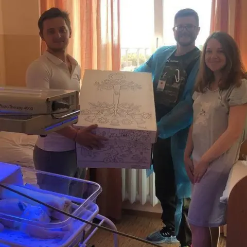 Sunflower Scotland New parents in Ukraine with their new baby and baby box