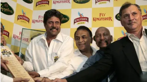 AFP Members of the World Cup winning Indian cricket team (L/R): Kapil Dev, Sunil Gavaskar, Syed Kirmani and Roger Binny present a signed bat during a function in Bangalore on June 3, 2008.