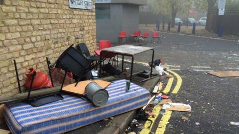 Rave crowd clashes with riot police in Lambeth - BBC News
