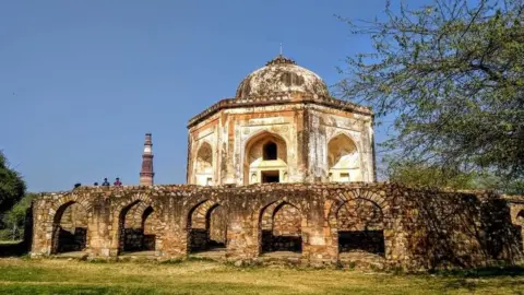 Rameen Khan  Quli Khan Tomb at Mehrauli