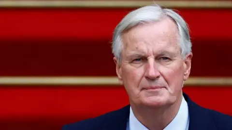   SARAH MEYSSONNIER/POOL/EPA-EFE Perdana Menteri Prancis yang baru dilantik Michel Barnier menghadiri upacara serah terima jabatan dengan Perdana Menteri yang akan lengser Gabriel Attal di Hotel Matignon di Paris, Prancis, 5 September 2024.