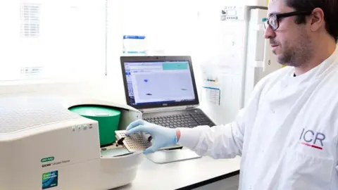 Instituto de Investigación del Cáncer El investigador principal, el Dr. Isaac García-Murillas, trabajando en un laboratorio.