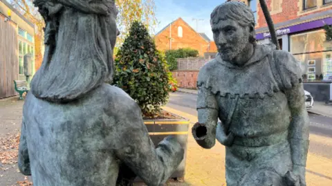 La statue de Robin des Bois et de Lady Marian vandalisée à Edwinstowe, dans le Nottinghamshire