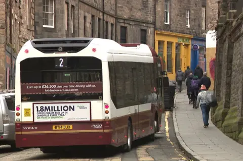 Bus turning into Victoria Street from the Grassmarket