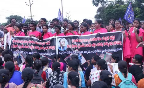 Facebook Dalit groups gathered to protest against the Pranay's murder.