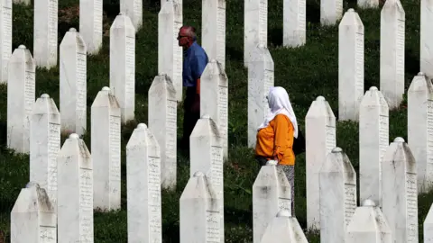 hoto door FEHIM DEMIR/EPA-EFE/REX/Shutterstock Srebrenica begraafplaats