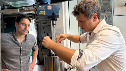 Imogen Foulkes Kim Mishra (L) en Anian Schreiber (R) werken samen in het laboratorium