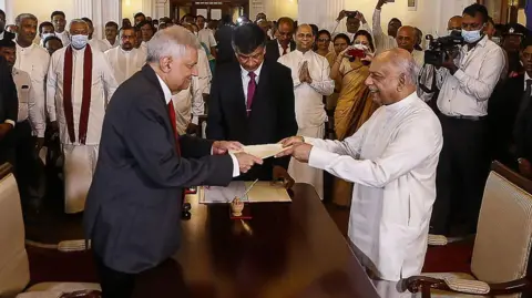 Getty Images Ranil Wickremesinghe giura in Dinesh Gunawardena come suo primo ministro nel 2022