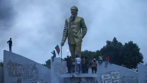 Getty Images Demonstranten proberen een standbeeld van mevrouw Hasina's vader, sjeik Mujibur Rahman, omver te werpen