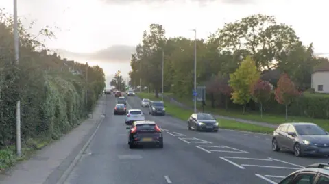 Google Google Streetview image of A2 London Road shows cars passing on both sides 