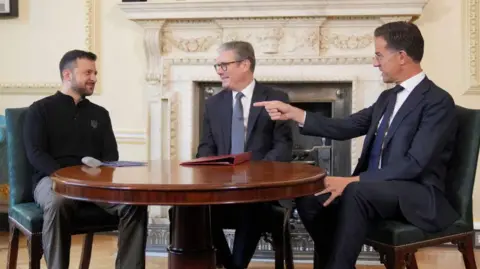 Getty Images UK Prime Minister Keir Starmer, (centre), NATO Secretary General Mark Rutte, (right), and Ukrainian President Volodymyr Zelensky (left) meet inside 10 Downing Street on October 10, 2024 in London, England.