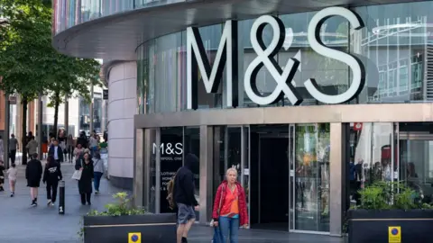 Getty Images M&S Sign fora de uma loja