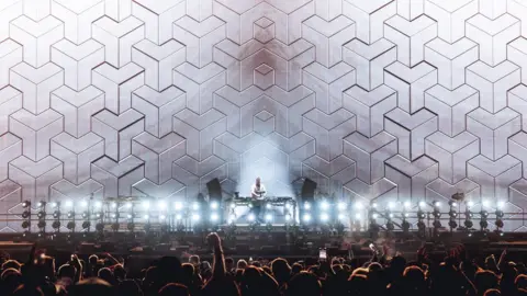 Geoffrey Hubbel Performer playing at Creamfields North