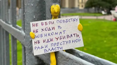 @malenkiy_piket/Instagram Plasticine protester