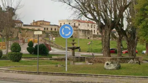Google Maps A screenshot from Google Maps street view, where a car is driving in front of the Árbol Gordo fountain, which is placed in the middle of a pedestrianised roundabout 