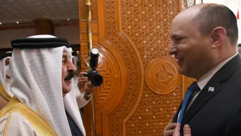 Bahrain's King Hamad Al Khalifa (L) meets Israeli Prime Minister Naftali Bennett (R) in Manama, Bahrain (15 February 2022)