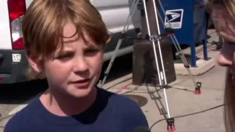 A CBS News é um menino, 10 anos -Weston Holy, conversando com jornalistas