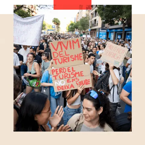 Getty Images A placard that reads "Vivim del turisme pero el turisme no ens deixa vivre"