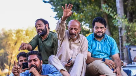 Getty Images Pemimpin Partai Awami Ittehad Sheikh Abdul Rashid, yang juga dikenal sebagai Insinyur Rashid, berpidato dalam rapat umum menjelang pemilihan majelis di Sopore, Jammu dan Kashmir, India, pada tanggal 20 September 2024. (Foto oleh Nasir Kachroo/NurPhoto via Getty Images)