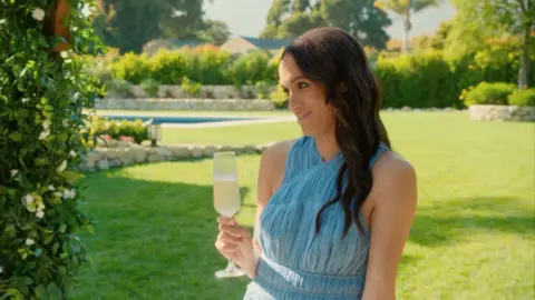 Meghan, Duchess of Sussex connected  a sunny tract   raising a solid  of bubbles