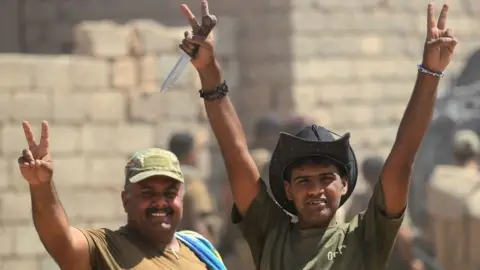 AFP Iraqi forces flash "victory" sign near Ayadiya (30/08/17)