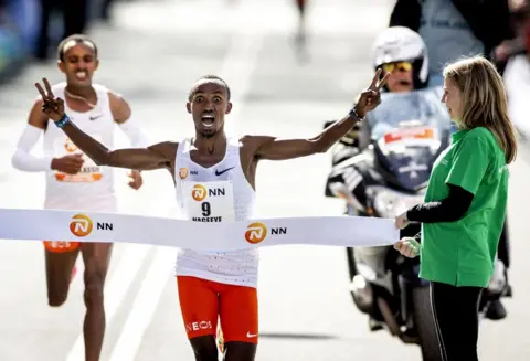 荷兰马拉松运动员阿卜迪·纳吉耶 (Abdi Nageeye) 赢得 2022 年鹿特丹马拉松