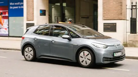 Las imágenes Getty conducían un vehículo Volkswagen Silver ID3 a lo largo de la carretera en Londres.