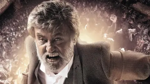 BBC Rajnikanth, een Indiase filmster die boos kijkt op gebalde tanden in een van zijn films genaamd Kabali 
