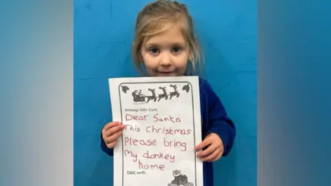 Amy Doran Bella, 4, holding her letter to Santa