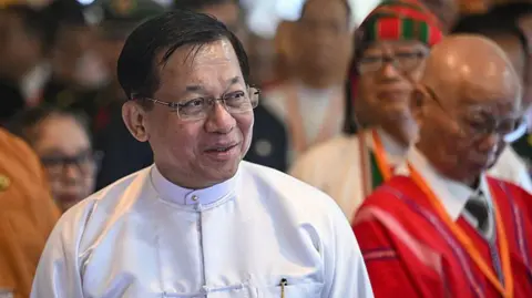 AFP via Getty Images O chefe da junta de Mianmar, Min Aung Hlaing, retratado em um evento em outubro de 2025. 