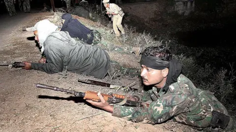 AFP : An Indian soldier take positions near a jail in Jehanabad, some 45 kilometres south of Patna in the eastern Indian state of Bihar, 13 November 2005.