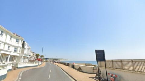 Culver Parade, Sandown beach to the right and buildings to the left on a sunny day