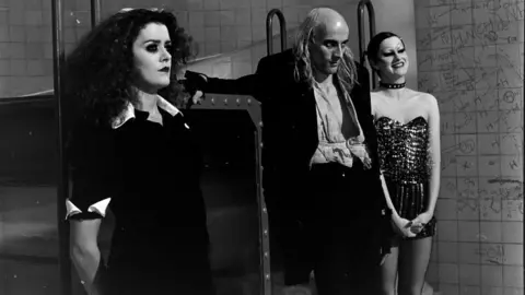 Getty Images Patricia Quinn, Richard O'Brien, Nell Campbell이 영국 버크셔주의 Bray Studios에서 "The Rocky Horror Picture Show" 제작 중 촬영을 준비하고 있습니다.