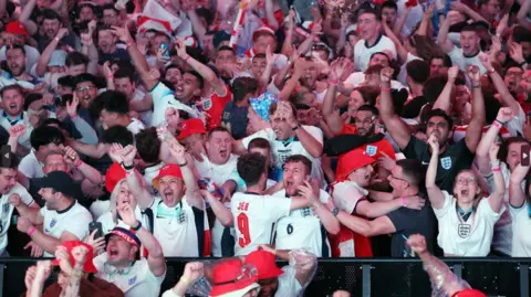 Los aficionados de Inglaterra celebran el gol de Cole Palmer