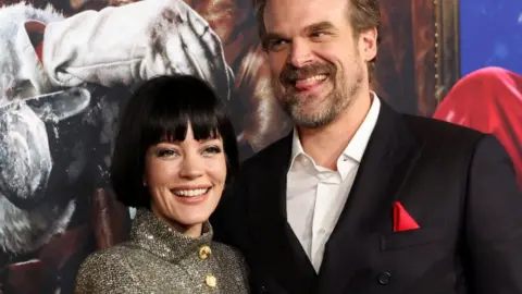 Reuters Lily Allen dan David Harbour berfoto tersenyum bersama di sebuah acara publik