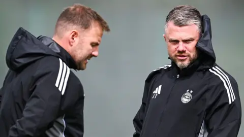 Peter Leven chats to Jimmy Thelin in Aberdeen training