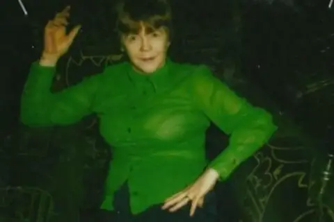 Fiscalía Una mujer con una blusa verde